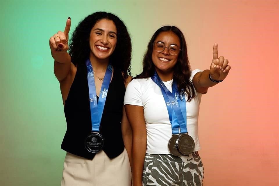 Agundéz y Estudillo con sus medallas del Mundial Singapur 2025.