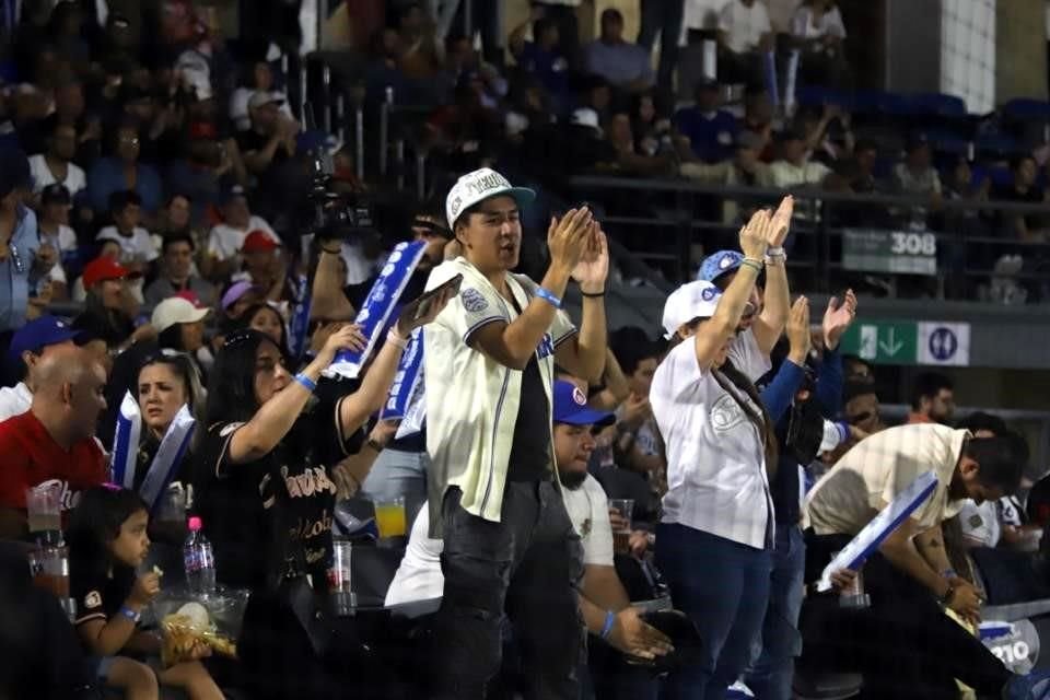 La afición disfrutó la paliza de los Charros ante Sultanes.