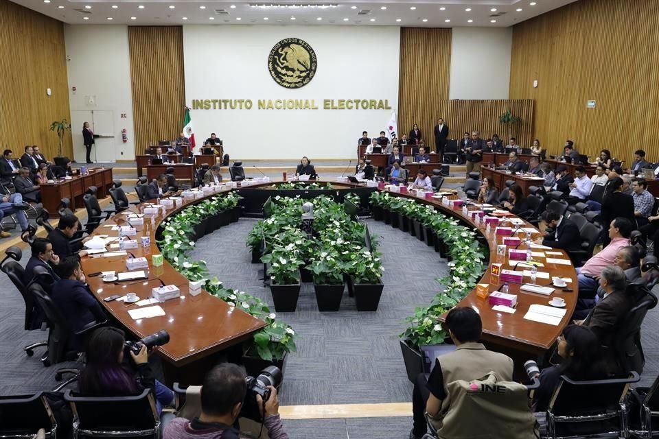 Una vez que la Comisión de Prerrogativas apruebe la propuesta, la turnará al Consejo General, que, de aprobarla, la integrará a la solicitud de presupuesto que presentará a la Cámara de Diputados. 