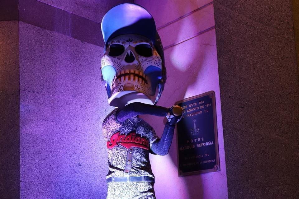 El artista plástico César Menchaca inmortaliza con arte huichol y celebrando el Día de Muertos a Diego Maradona, Ayrton Senna y Babe Ruth.
