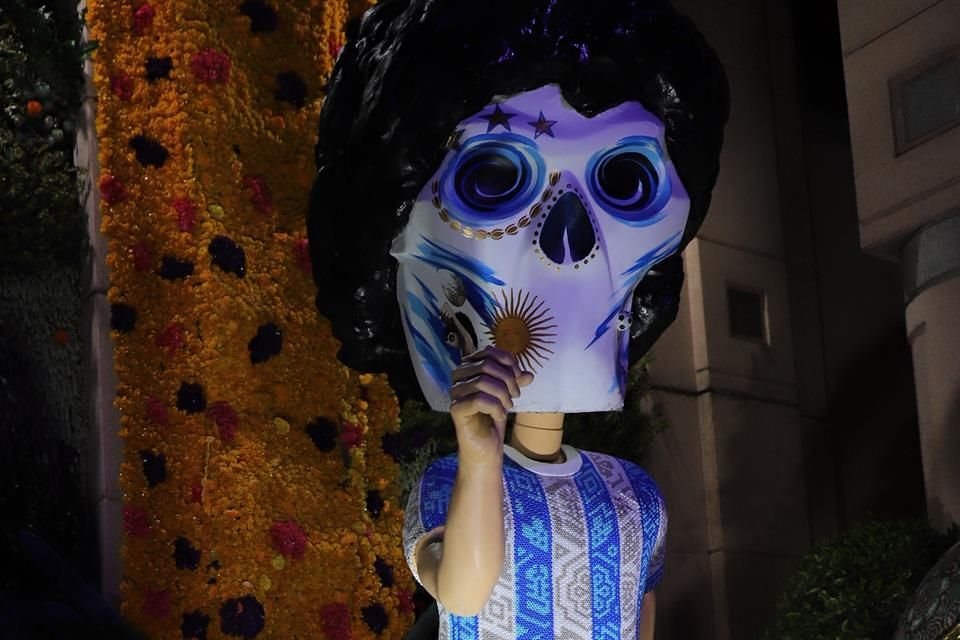 El artista plástico César Menchaca inmortaliza con arte huichol y celebrando el Día de Muertos a Diego Maradona, Ayrton Senna y Babe Ruth.
