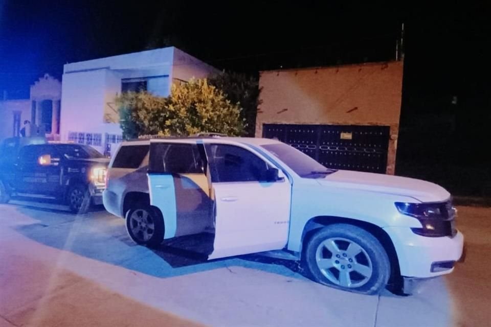 Autoridades aseguraron tres vehículos con reporte de robo, un arma larga y equipo táctico en la Colonia Maravillas de Teocaltiche.
