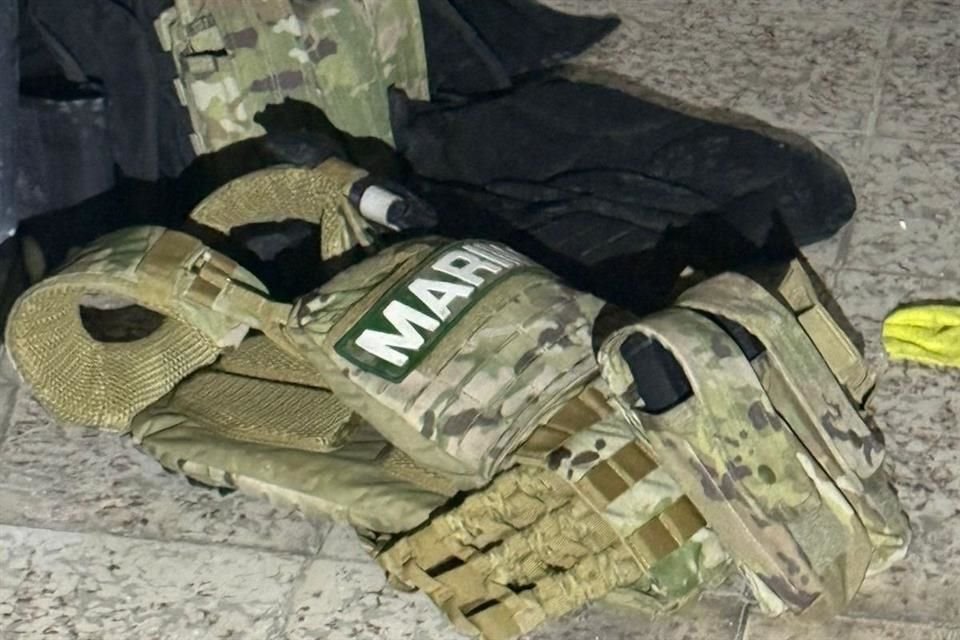 Autoridades aseguraron tres vehículos con reporte de robo, un arma larga y equipo táctico en la Colonia Maravillas de Teocaltiche.
