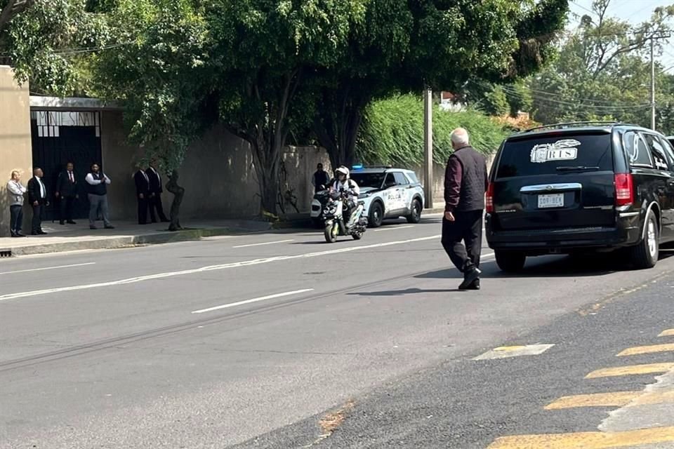 Escoltas se observaban al exterior del panteón.