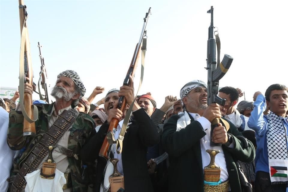 Manifestantes levantan armas y gritan consignas durante una manifestación para celebrar el alto el fuego entre Israel y Hamas, en Saná, Yemen, el 10 de octubre de 2025.