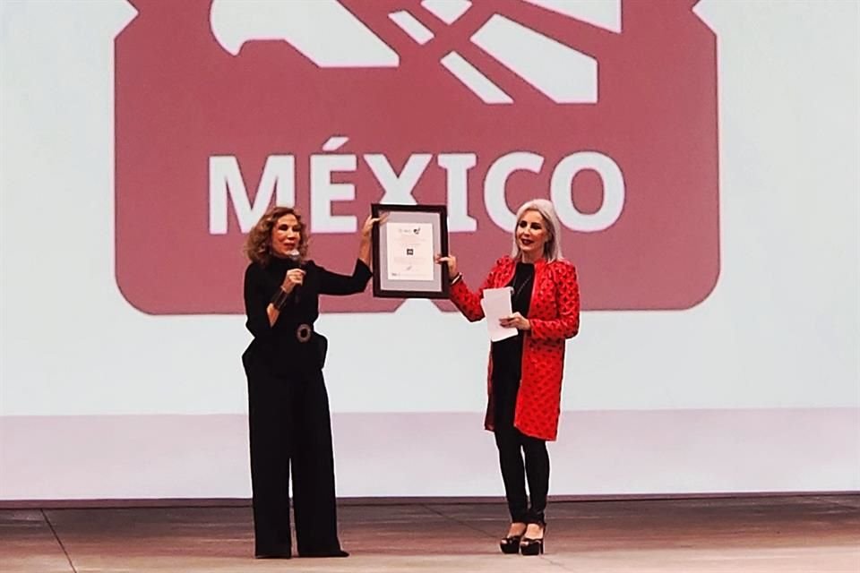 El Fashion Week México inició con el sello 'Hecho en México' y un homenaje a creatividad nacional, destacando la colección de Raquel Orozco.