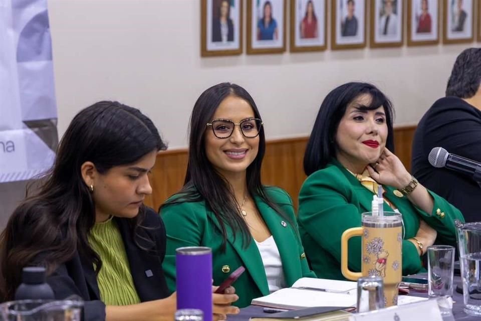 En el Congreso de Jalisco, la diputada del PRI, Alondra Fausto de León, encabezó mesas de trabajo sobre crisis de basura.