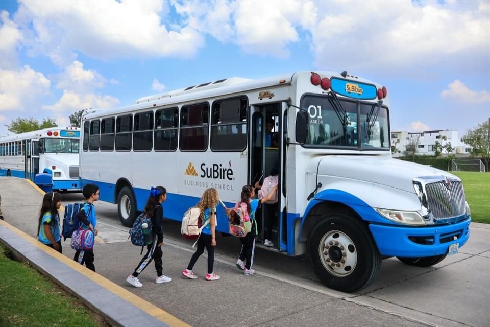 Desde hace 15 años el Colegio SuBiré implementa con aceptación un sistema de transporte escolar en sus tres planteles, uno de ellos está en el corredor López Mateos Sur.