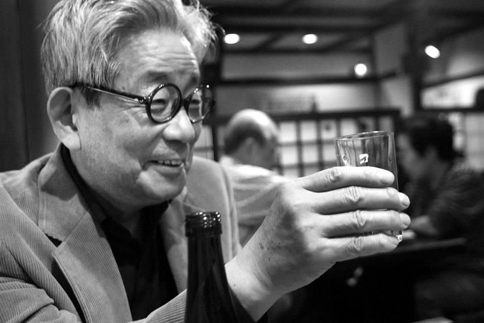 La esposa del Nobel japonés Kenzaburo Oe reprendió a Manresa por haberlo sacado de casa para una noche de tragos. El retrato forma parte del libro 'El otro Nobel', publicado por editorial Debate.