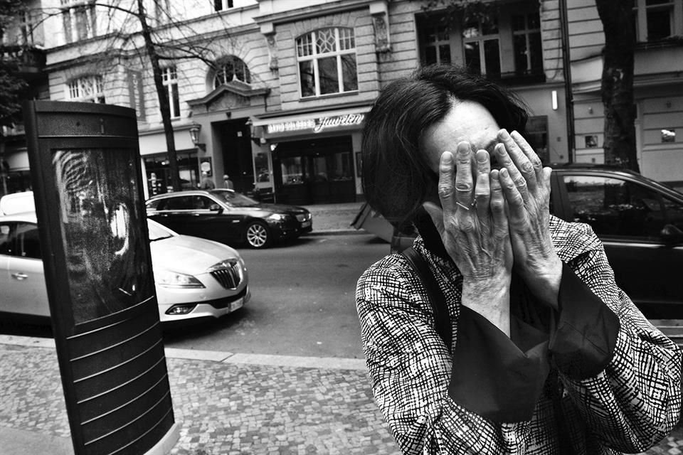La poeta rumano-alemana Herta Müller, quien rehúye a las cámaras, fue fotografiada por Manresa cubriendo su rostro.