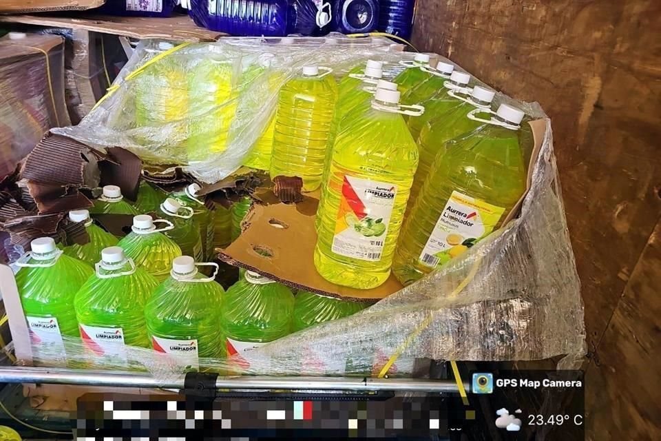 Más de mil litros de metanfetamina líquida fueron asegurados en San Luis Río Colorado, Sonora, luego de que federales descubrieran droga oculta y camuflada dentro de garrafones de limpiador multiusos.