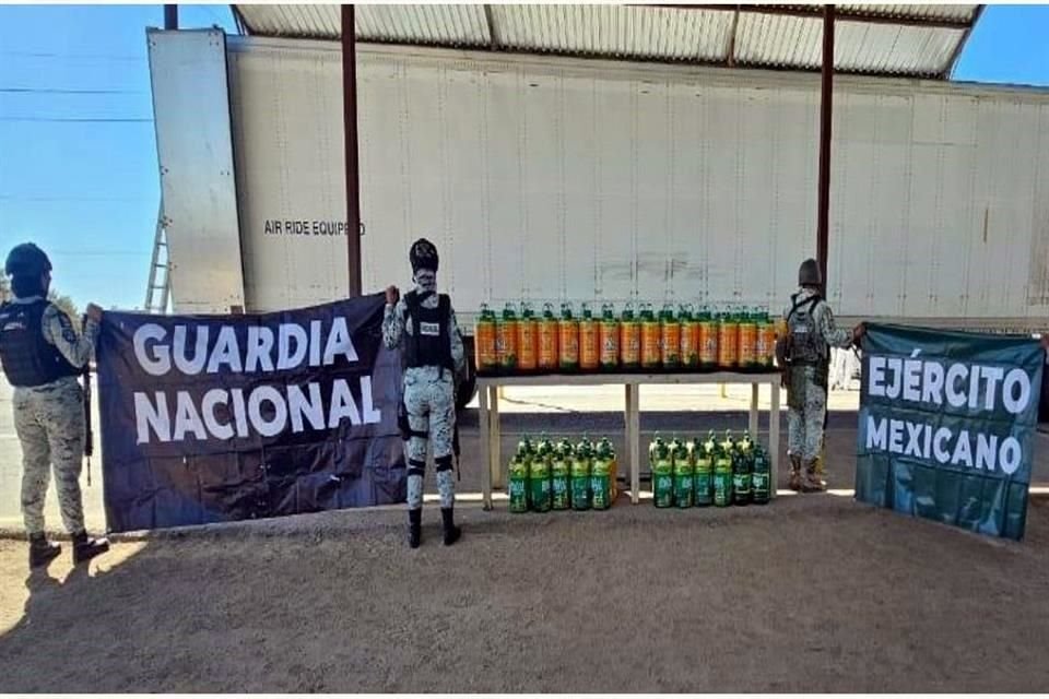 Más de mil litros de metanfetamina líquida fueron asegurados en San Luis Río Colorado, Sonora, luego de que federales descubrieran droga oculta y camuflada dentro de garrafones de limpiador multiusos.