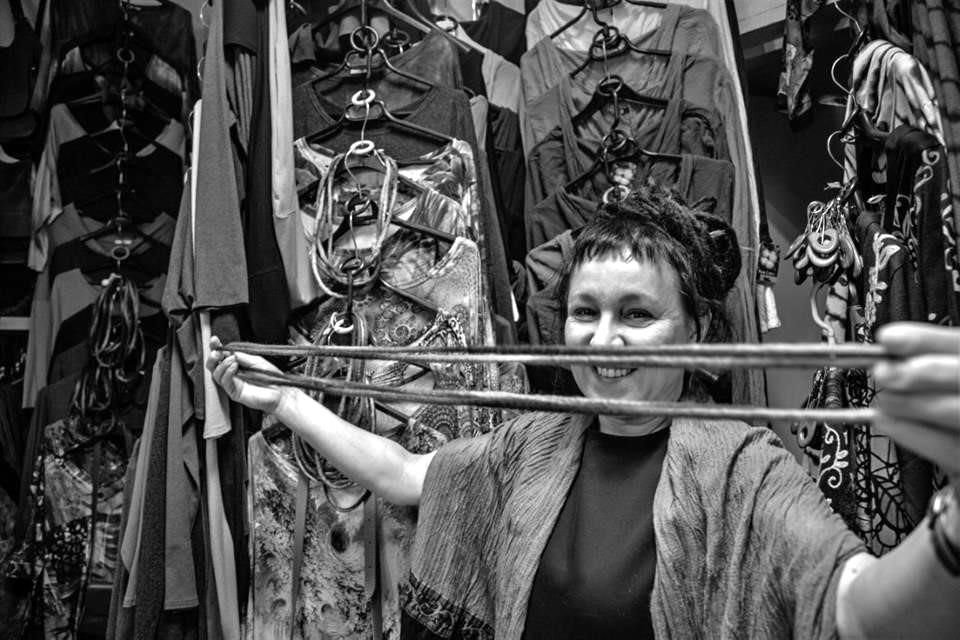 La escritora polaca Olga Tokarczuk, ganadora del Nobel en 2018, fue captada comprando cintas para sus rastas en un mercado.