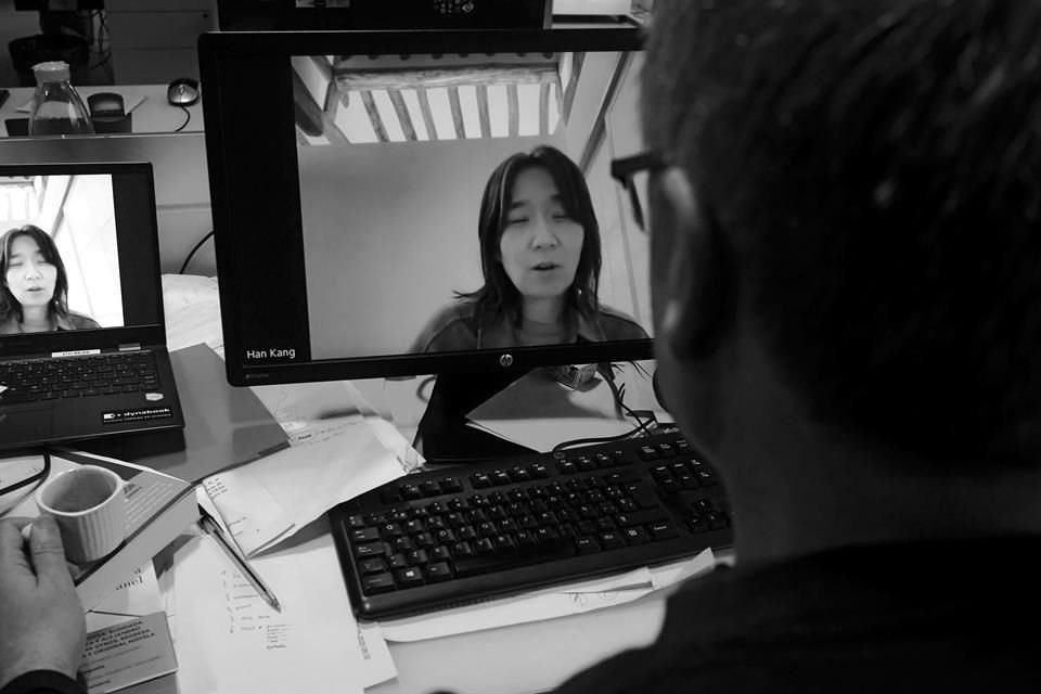Con la fotografía de Han Kang, la escritora surcoreana ganadora del Nobel en 2024, Kim Manresa cerró la serie de autores galardonados que integran el libro 'El otro Nobel'.