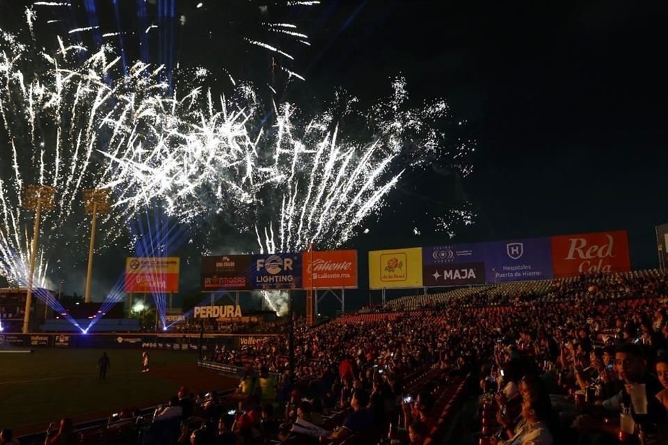 La noche inició con un gran espectáculo pirotécnico y show de luces.
