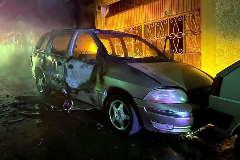 Tres vehículos fueron incendiados en Teocaltiche la noche de este jueves. El miércoles también hubo otros dos vehículos quemados