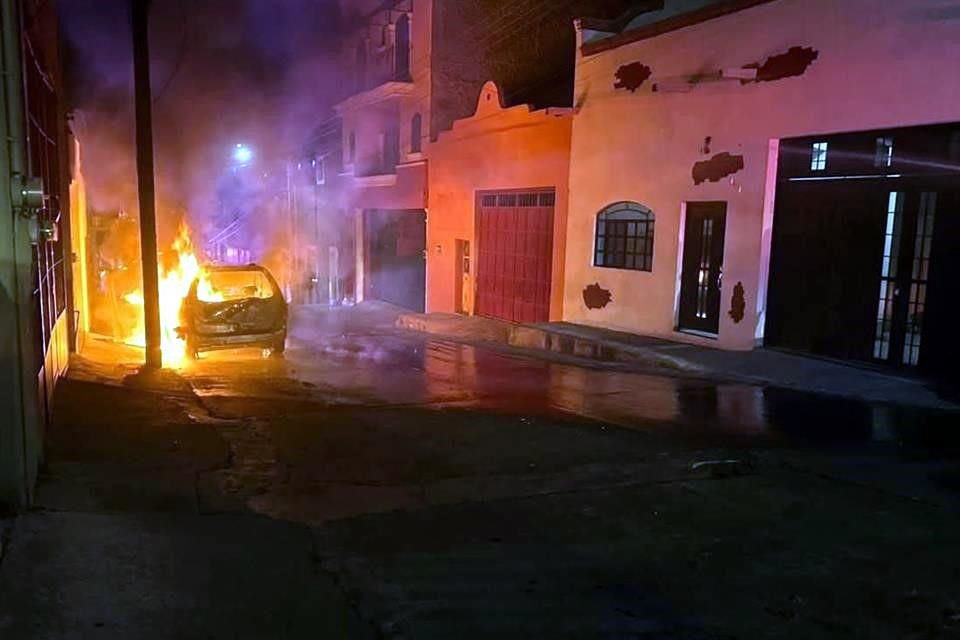 Tres vehículos fueron incendiados en Teocaltiche la noche de este jueves. El miércoles también hubo otros dos vehículos quemados.