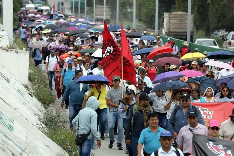 En Chilpancingo, los maestros marchan por la Autopista de Sol.