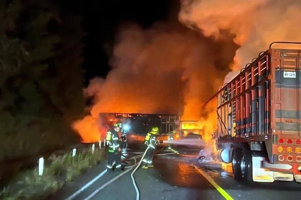 Vehículos calcinados bloquearon la carretera libre Pátzcuaro-Uruapan la madrugada de este viernes, luego de que un choque armado entre civiles y la GN sacudiera la región Lacustre de Michoacán.