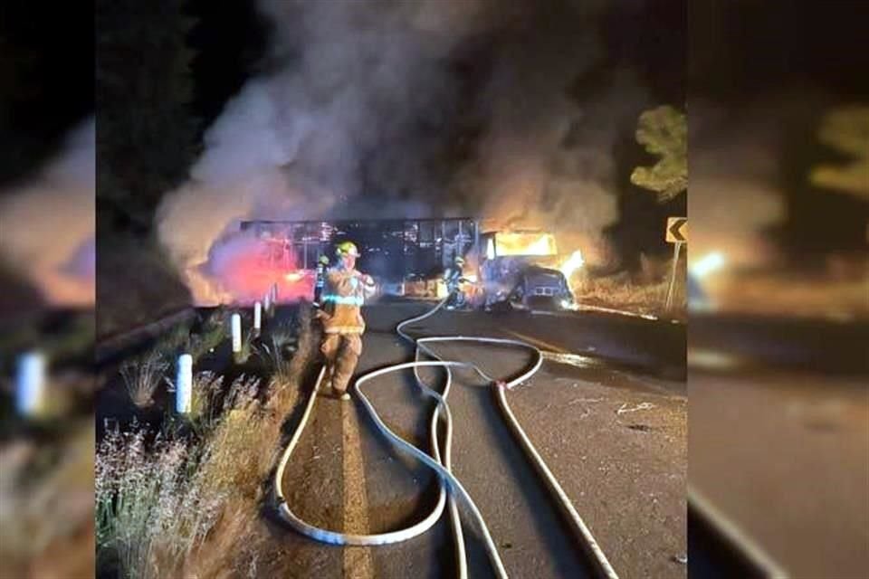 Vehículos calcinados bloquearon la carretera libre Pátzcuaro-Uruapan la madrugada de este viernes, luego de que un choque armado entre civiles y la GN sacudiera la región Lacustre de Michoacán.