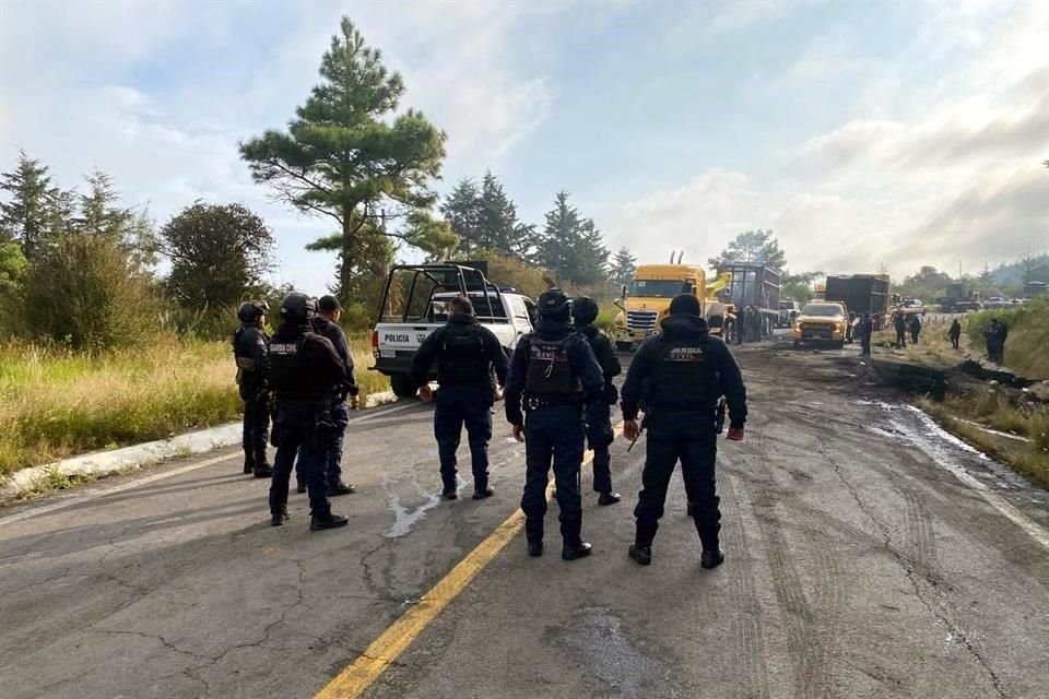 Vehículos calcinados bloquearon la carretera libre Pátzcuaro-Uruapan la madrugada de este viernes, luego de que un choque armado entre civiles y la GN sacudiera la región Lacustre de Michoacán.