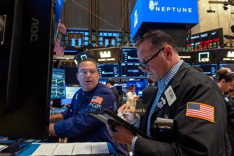 Las alarmas sonaron en los mercados bursátiles europeos y asiáticos luego de que el jueves se reportaron pérdidas de bancos regionales de EU, lo que hizo temer una crisis crediticia de alcance global.