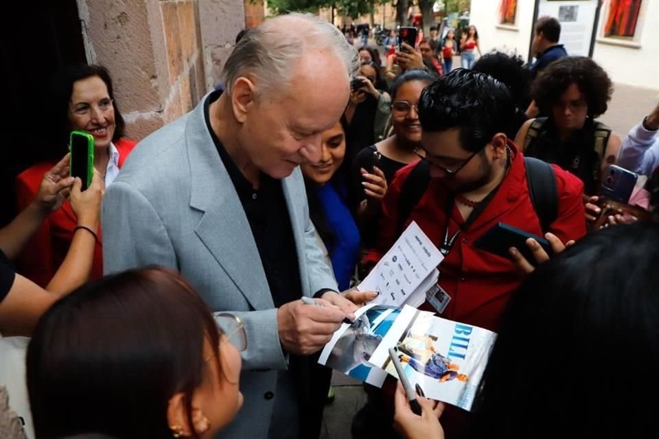 Stellan Skarsgård convivió con fans al terminar su conferencia, durante la 23 edición del Festival Internacional de Cine de Morelia.