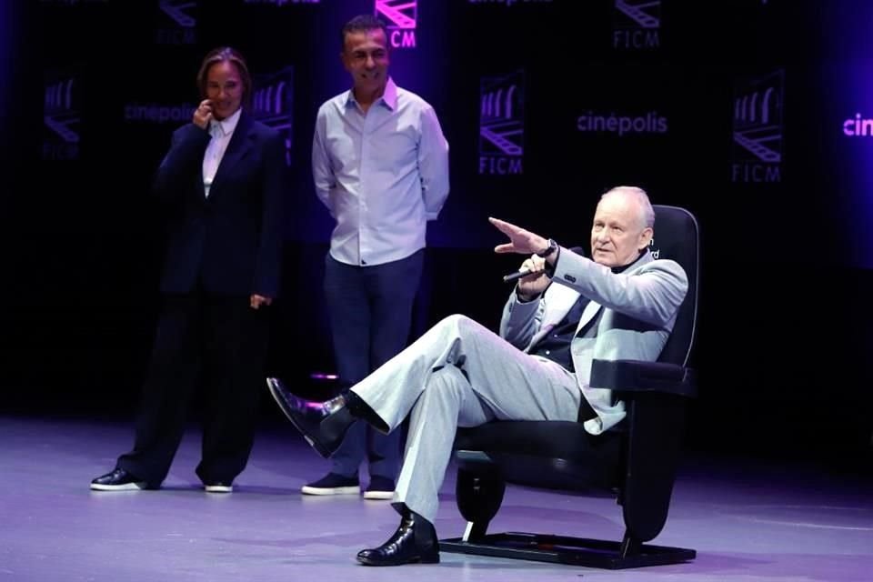 Stellan Skarsgård develó una butaca en el Teatro Mariano Matamoros con su nombre.