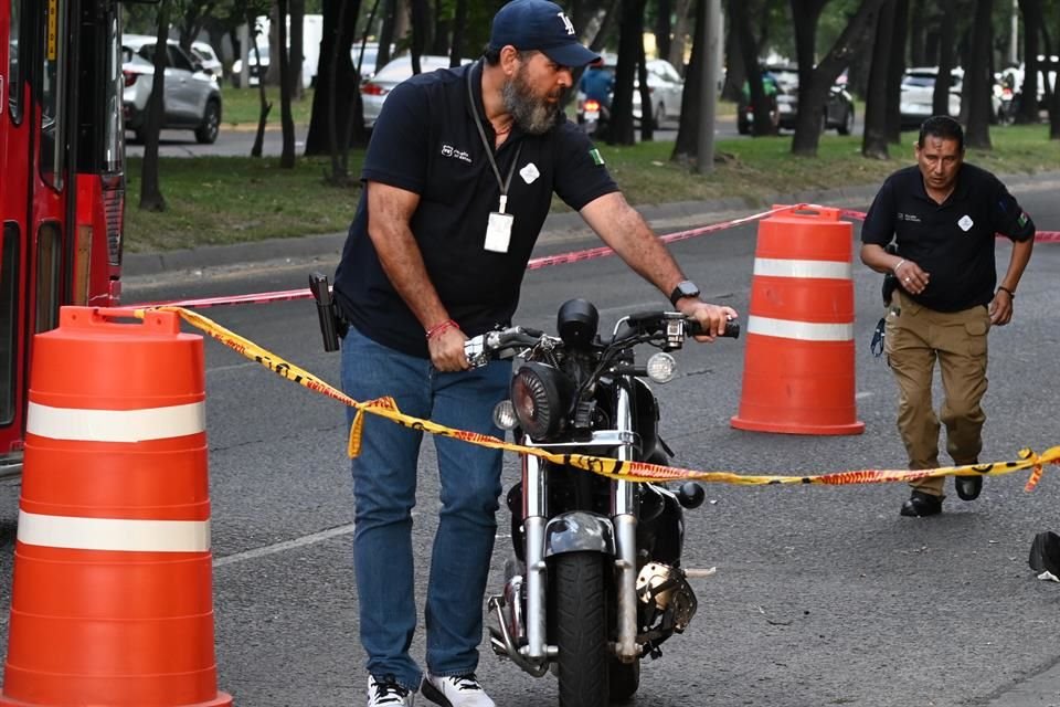 Una coladera abierta fue la causa de la caída que le costó la vida a un motociclista en Guadalajara.