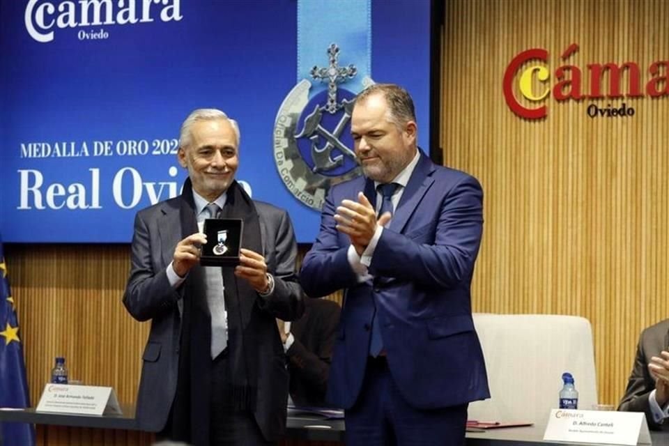 Jesús Martínez, presidente de Grupo Pachuca, dueños del Real Oviedo, recibió la distinción de la Cámara de Comercio de la ciudad por el aporte económico del club a la urbe.