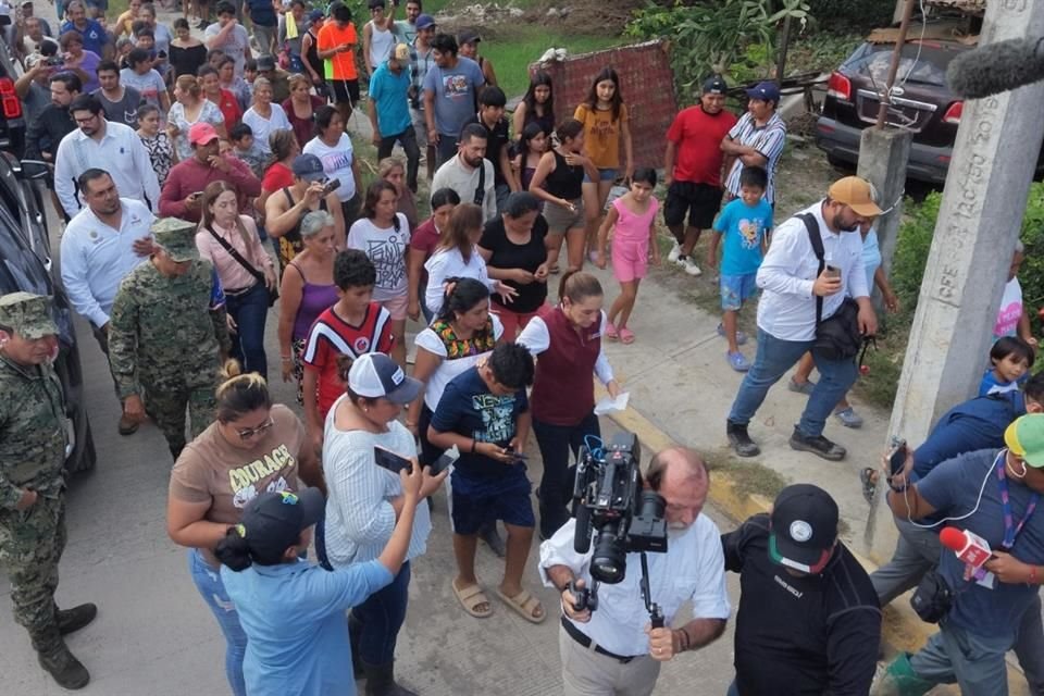La Mandataria Federal también recorrió Álamo Temapache, Municipio donde elementos del Gabinete de Seguridad realizan labores de limpieza de las calles, que continúan con lodo y desechos.