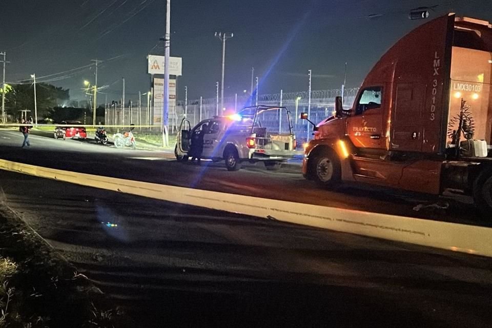 Un accidente ocurrido la noche de este viernes sobre la Carretera a El Salto dejó como saldo la muerte de un menor de edad y un joven lesionado.