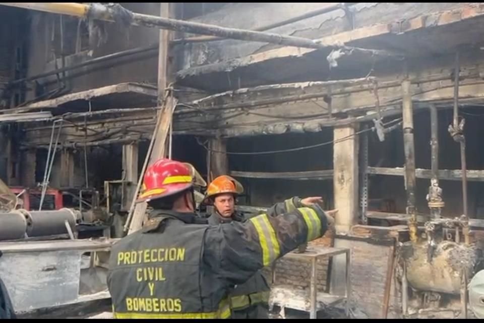 Sin lesionados terminó el incendio de una fábrica de ligas y pelotas, ubicada en la Colonia Rancho Blanco, en Tlaquepaque.