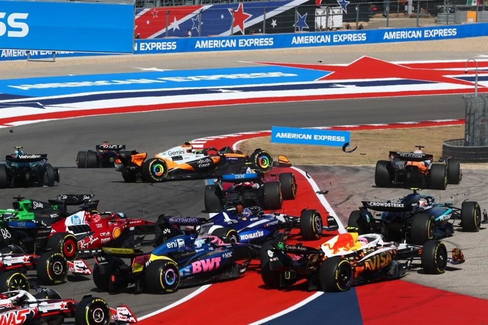 En la primera vuelta quedaron fuera los McLaren, tras chocar entre ellos.