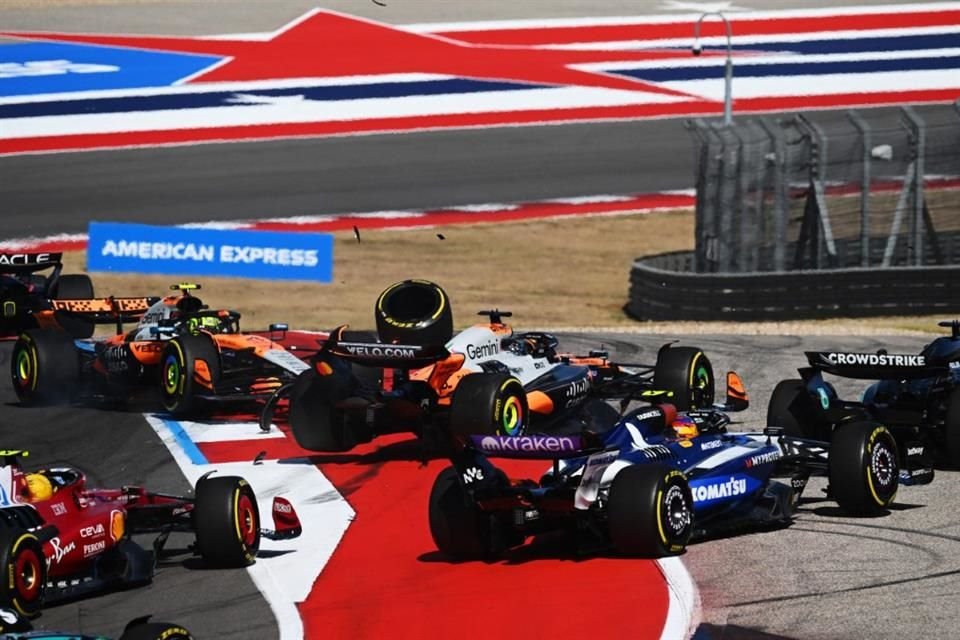 Los McLaren se pegaron en la primera curva, instantes después del arranque.
