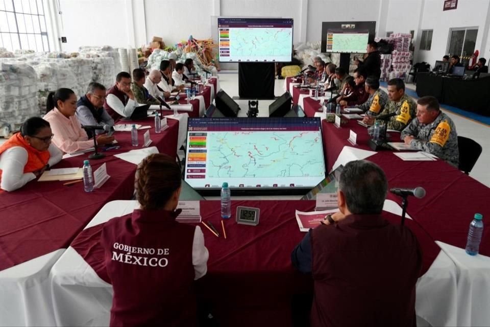 'Supervisión de trabajos con el gobernador de Hidalgo,  @juliomenchaca_ , y equipos. En coordinación, apoyamos a las comunidades afectadas por las lluvias', posteó la Presidenta.