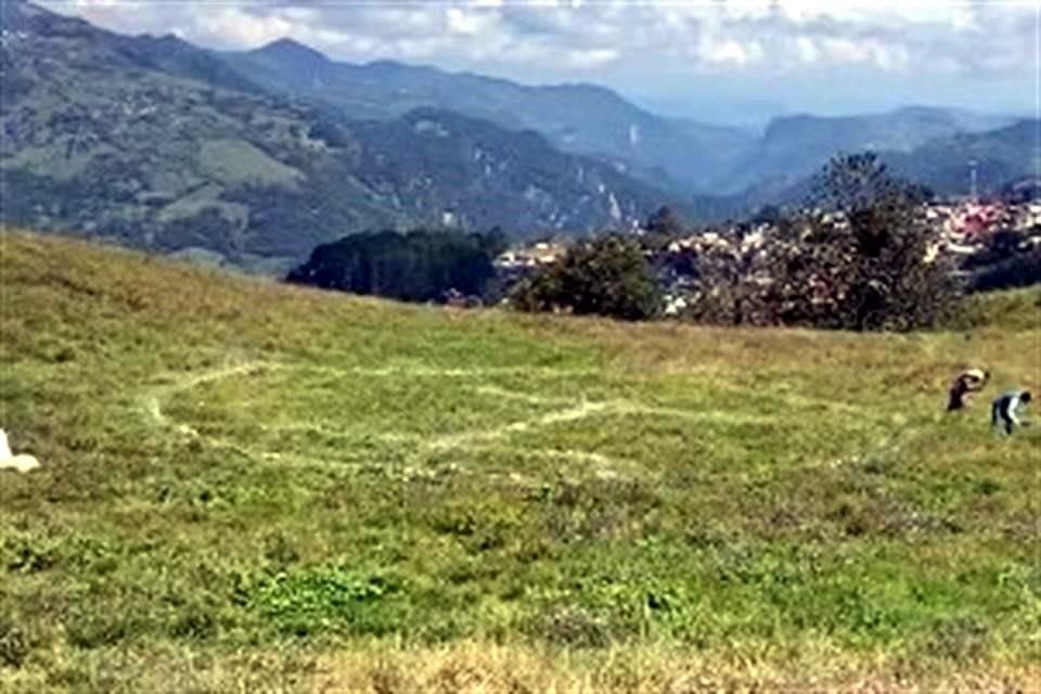Al saberlo, la propia comunidad corrió a zonas altas donde el agua no había llegado para improvisar un helipuerto