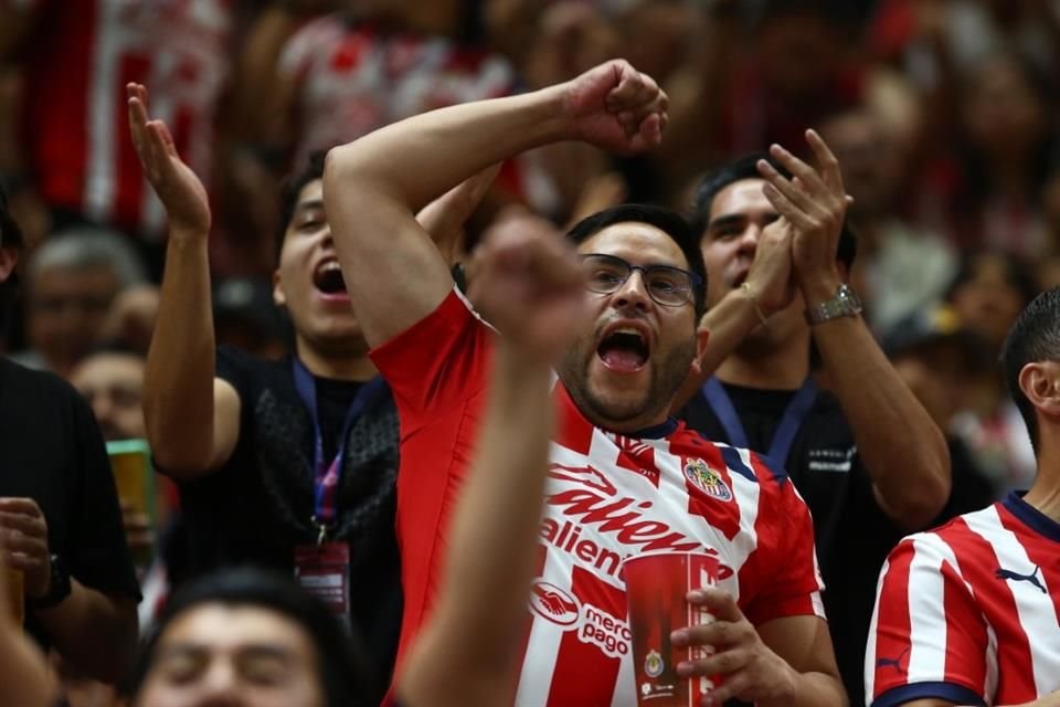 La afición de las Chivas celebró el triunfo de los rojiblancos contra Mazatlán.