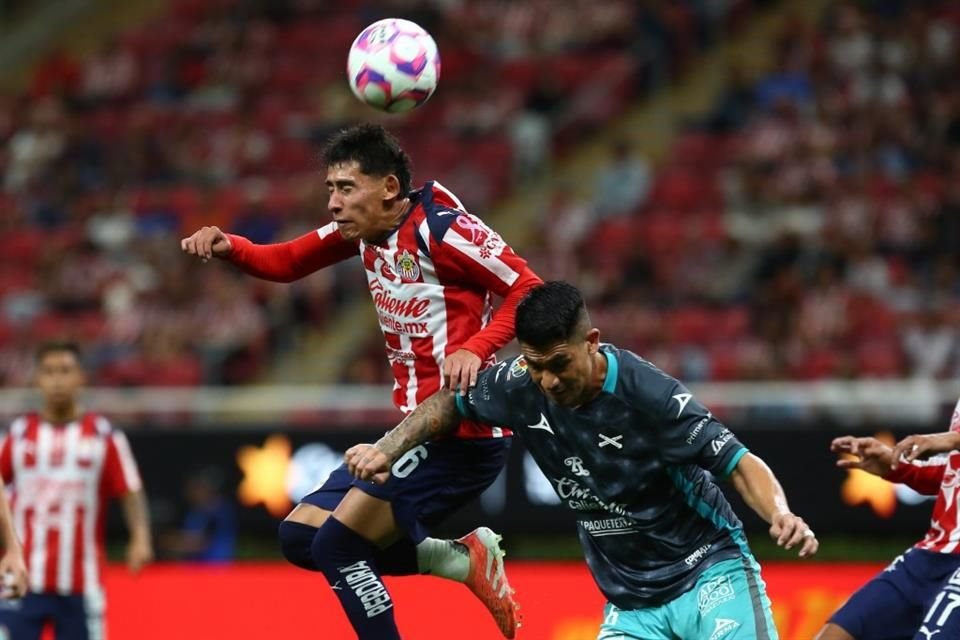 Las Chivas derrotaron 2-0, sin despeinarse, al Mazatlán.