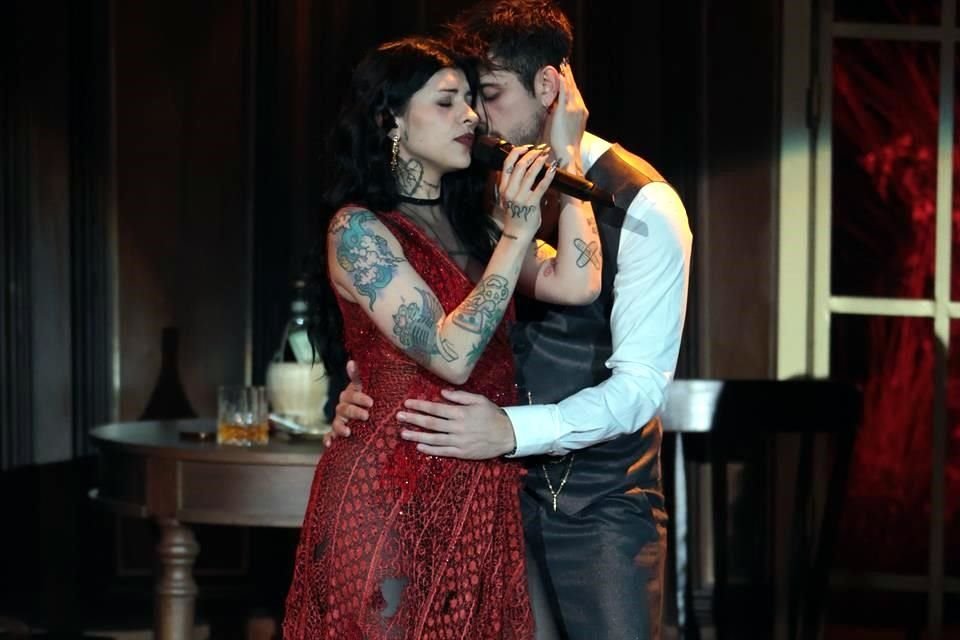Cazzu presentó un espectáculo teatralizado porque junto a cuatro bailarines actuó las historias de sus canciones.