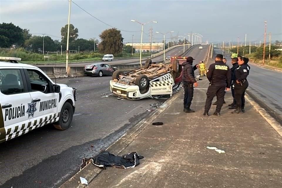 Un conductor aparentemente se quedó dormido cuando manejaba en el Nuevo Periférico, chocó contra una patrulla que estaba parada y la unidad oficial terminó volcada.