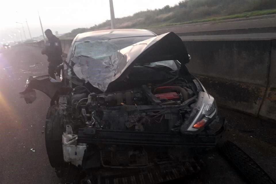Un conductor aparentemente se quedó dormido cuando manejaba en el Nuevo Periférico, chocó contra una patrulla que estaba parada y la unidad oficial terminó volcada.