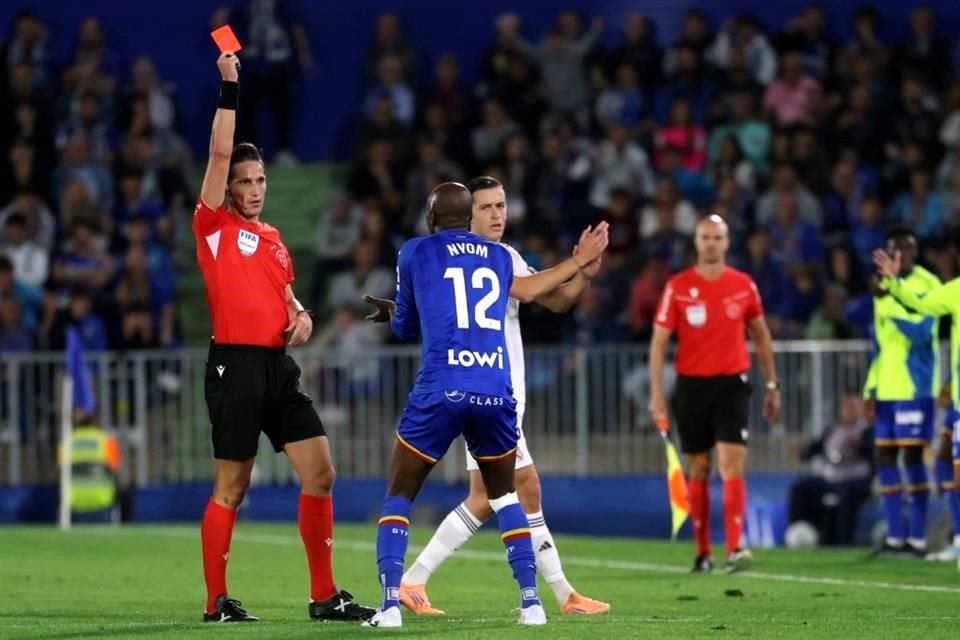Getafe se quedó con 10 hombres en el 77' tras la expulsión de Allan Nyom (12).