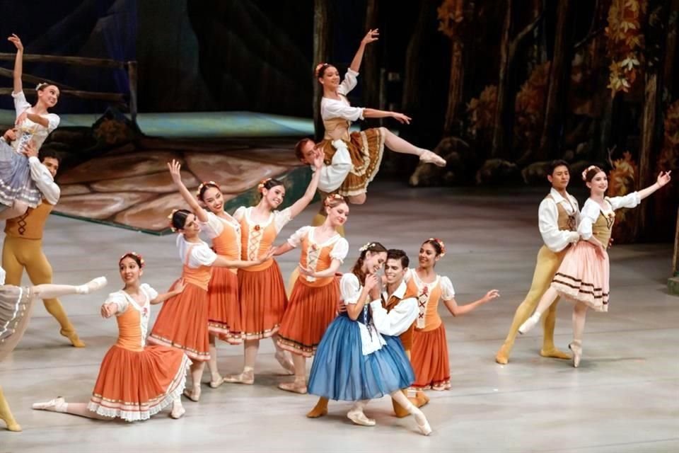 El Ballet de Monterrey deleita en dos funciones con el montaje de la obra clásica, en el Conjunto de Artes Escénicas.