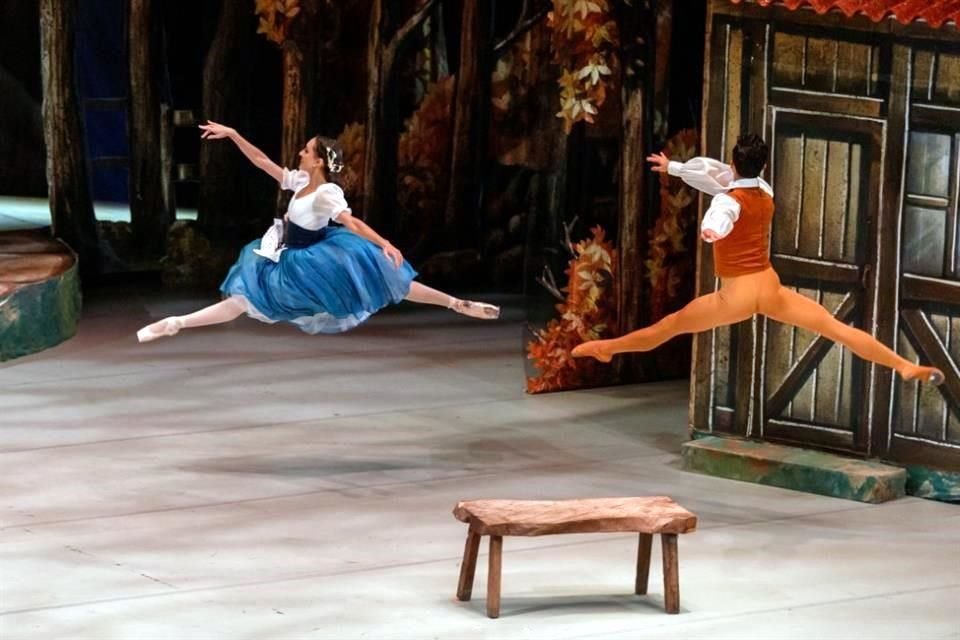 El Ballet de Monterrey deleita en dos funciones con el montaje de la obra clásica, en el Conjunto de Artes Escénicas.