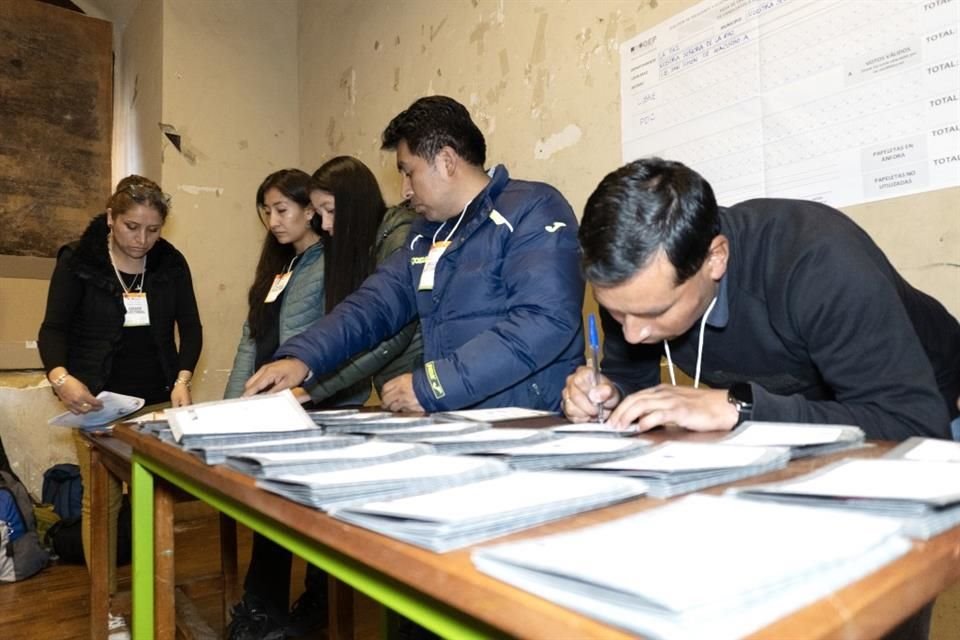 Funcionarios electorales participan en el recuento de las papeletas electorales en un colegio electoral, en la ciudad de La Paz, Bolivia.