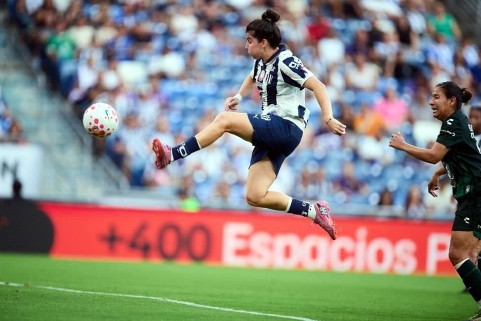 A los 32 minutos, Lucía prendió de pierna izquierda un balón enviado desde la banda derecha, para empatar el marcador 1-1.
