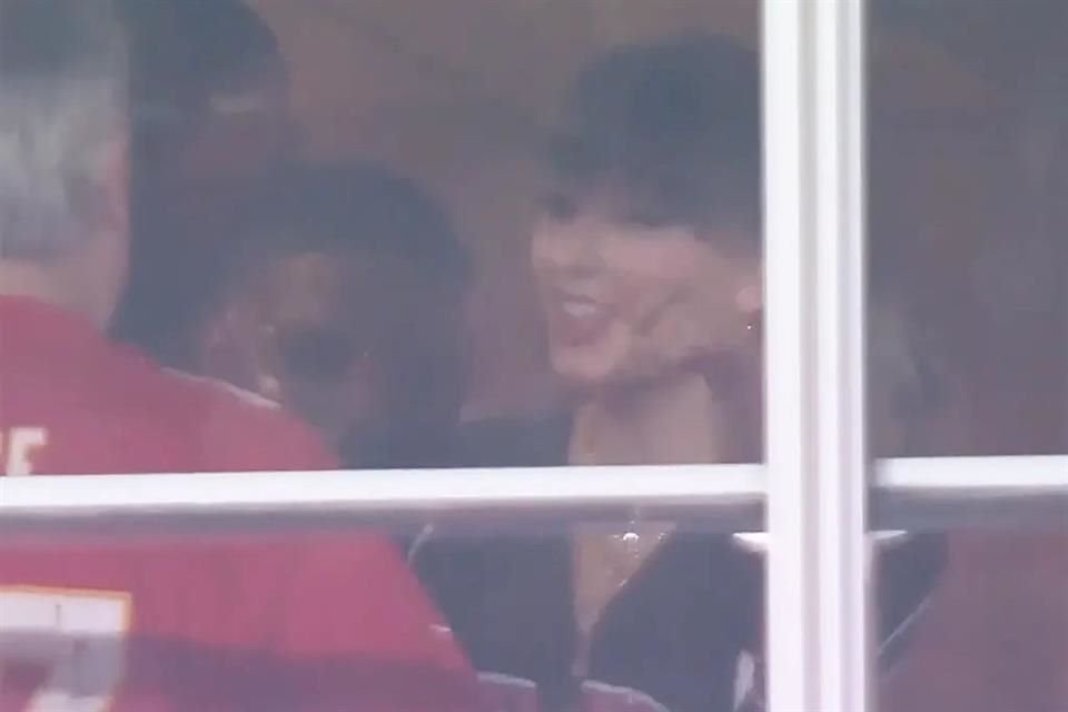 De forma muy discreta y alejada de las cámaras, Taylor Swift fue captada por varios fans apoyando a Travis Kelce en su partido contra los Raiders.