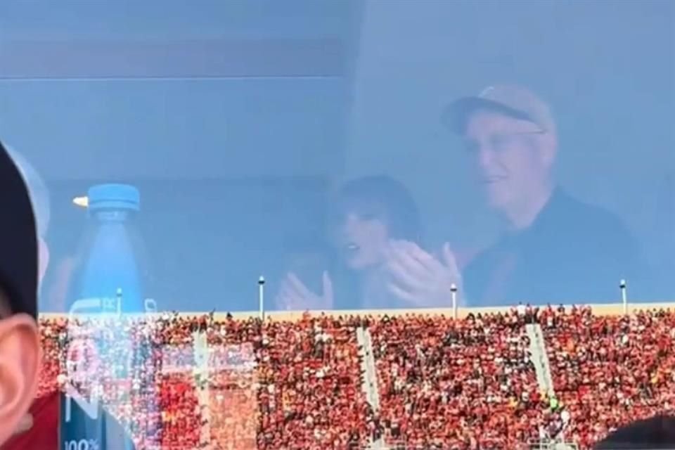 Taylor vio el partido junto a su papá Scott en un palco privado, rodeado de vidrio, lo que hacía difícil que se viera por fuera.