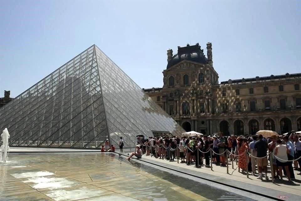 Un grupo de ladrones se metió este domingo al Museo de Louvre, a plena luz del día, y robó varias joyas, ¡en menos de cinco minutos!